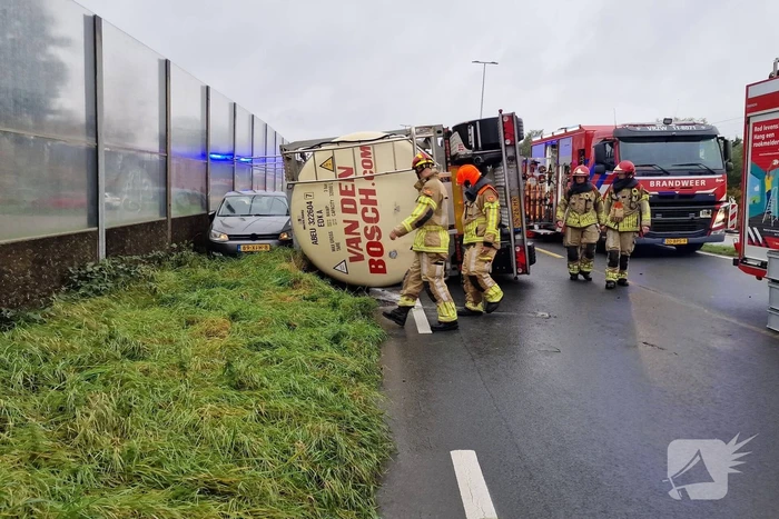 Automobilist heeft engeltje op schouders nadat tankwagen kantelt