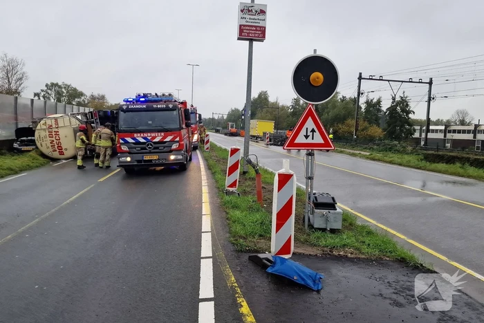 Automobilist heeft engeltje op schouders nadat tankwagen kantelt