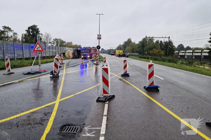 Automobilist heeft engeltje op schouders nadat tankwagen kantelt