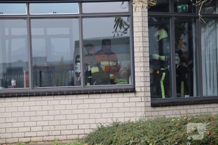 Werknemers ruiken gas in bedrijfspand