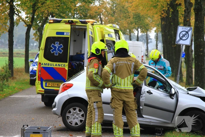 Bestuurder bekneld bij botsing tegen boom