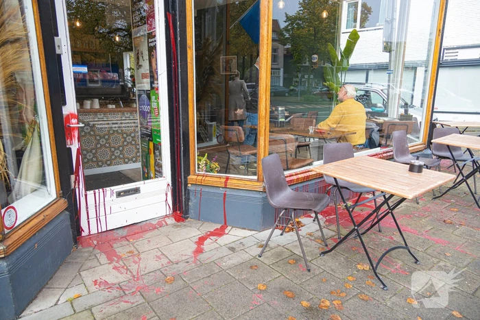 Koffiezaak besmeurd met rode verf
