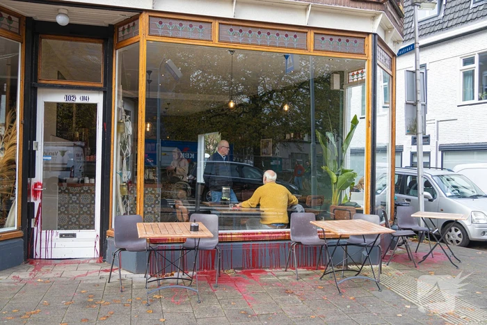 Koffiezaak besmeurd met rode verf