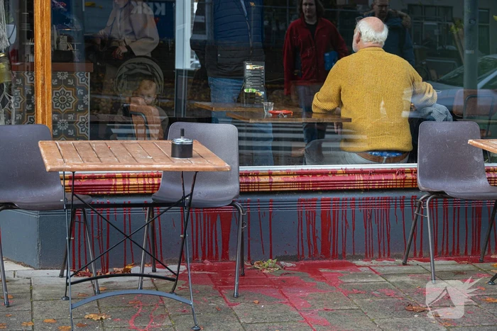 Koffiezaak besmeurd met rode verf