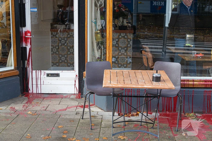 Koffiezaak besmeurd met rode verf