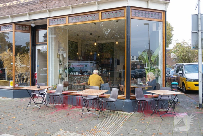 Koffiezaak besmeurd met rode verf