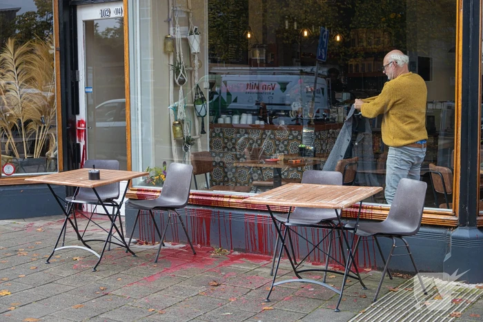 Koffiezaak besmeurd met rode verf