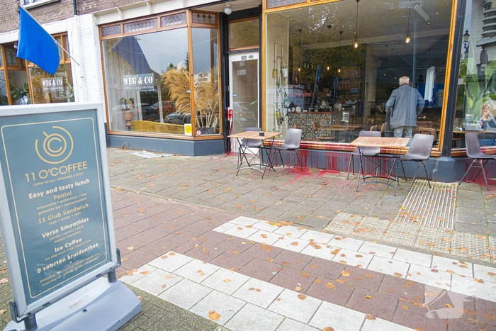 Koffiezaak besmeurd met rode verf