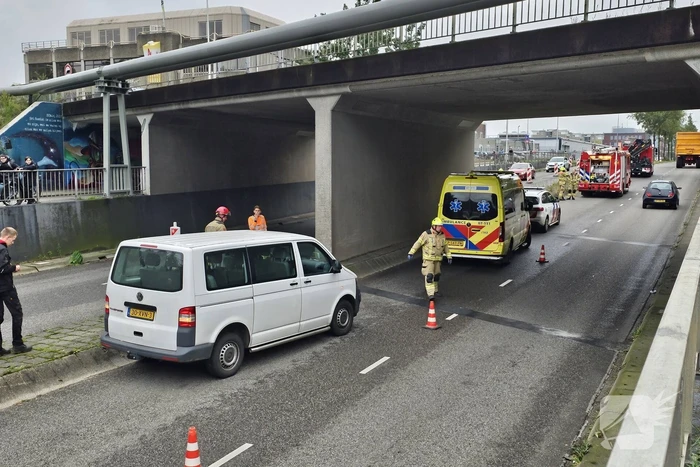 Bestelbus rijdt tegen brug