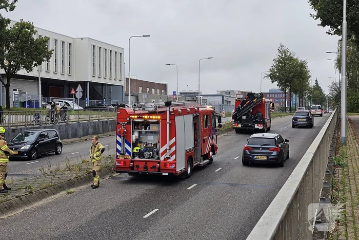 Bestelbus rijdt tegen brug