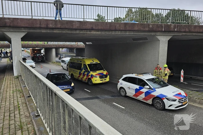 Bestelbus rijdt tegen brug