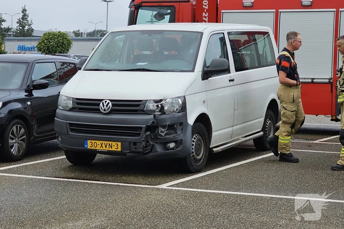Bestelbus rijdt tegen brug