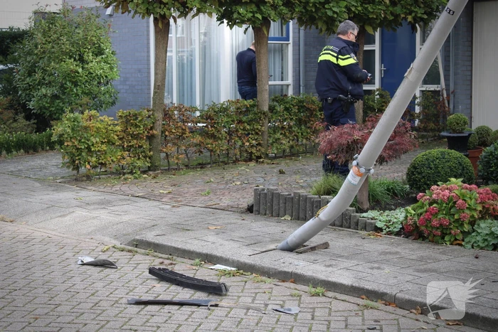 Ravage na botsing met lantarenpaal