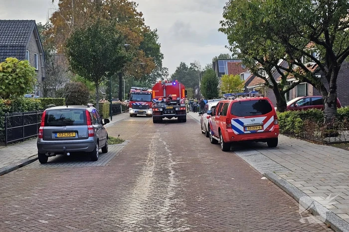 Grote brand in loods dreigt over te slaan naar woning