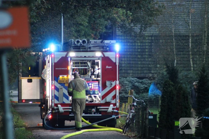 Grote brand in loods dreigt over te slaan naar woning