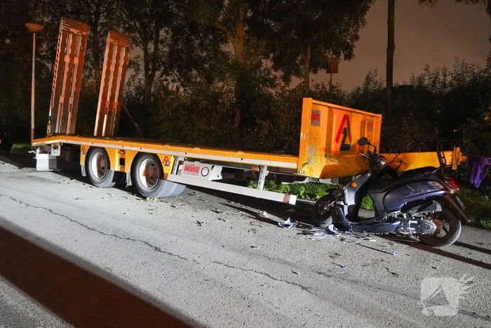 Scooterrijdster rijdt tegen stilstaande oplegger