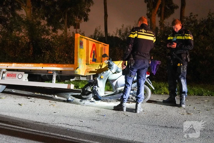 Scooterrijdster rijdt tegen stilstaande oplegger