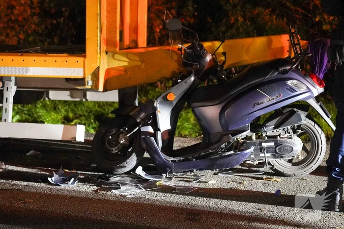 Scooterrijdster rijdt tegen stilstaande oplegger
