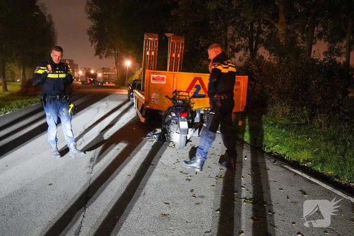 Scooterrijdster rijdt tegen stilstaande oplegger