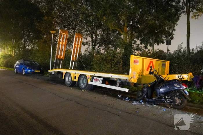 Scooterrijdster rijdt tegen stilstaande oplegger