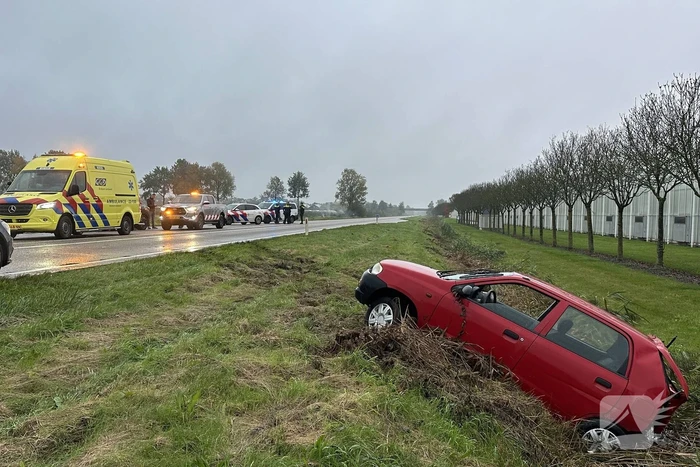 Auto belandt in sloot bij kop-staartbotsing