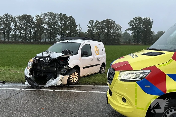 Auto belandt in sloot bij kop-staartbotsing