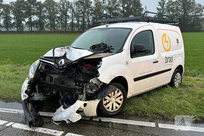 Auto belandt in sloot bij kop-staartbotsing