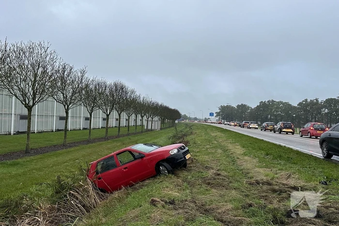 Auto belandt in sloot bij kop-staartbotsing