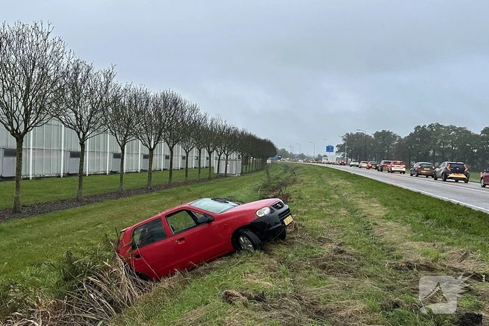 Auto belandt in sloot bij kop-staartbotsing