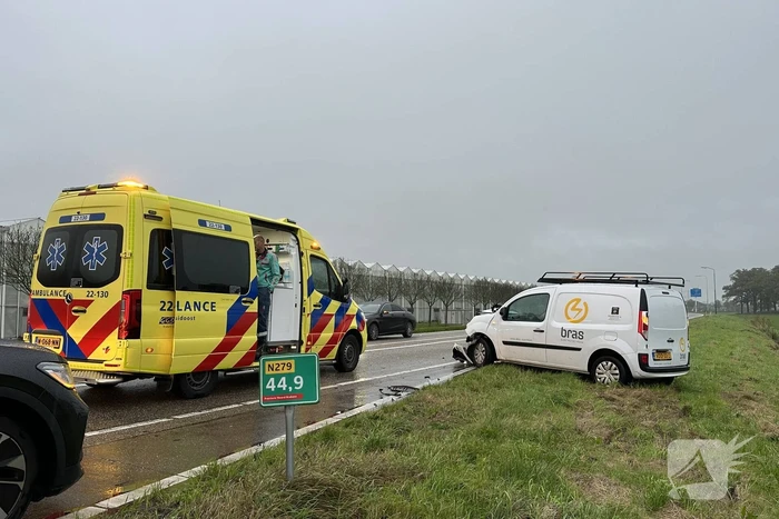 Auto belandt in sloot bij kop-staartbotsing
