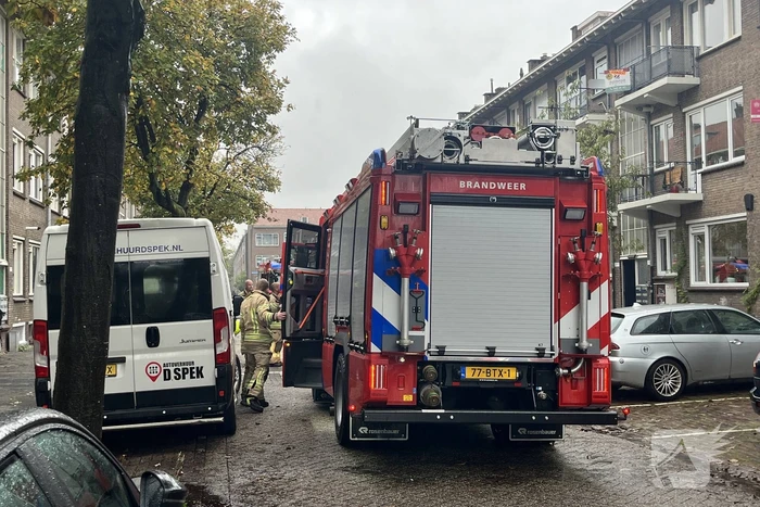 Brandweer doet onderzoek naar brandlucht