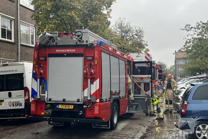 Brandweer doet onderzoek naar brandlucht