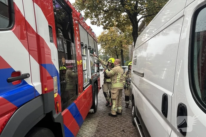 Brandweer doet onderzoek naar brandlucht