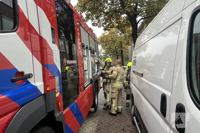 Brandweer doet onderzoek naar brandlucht