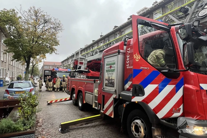 Brandweer doet onderzoek naar brandlucht