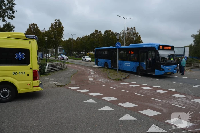 Afslaande personenauto klapt op lijnbus