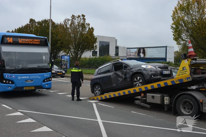 Afslaande personenauto klapt op lijnbus