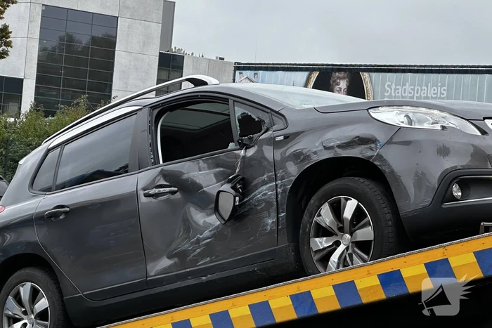 Afslaande personenauto klapt op lijnbus