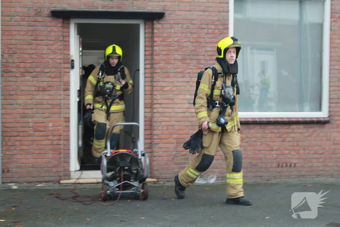 Brandweer blust brand in woning