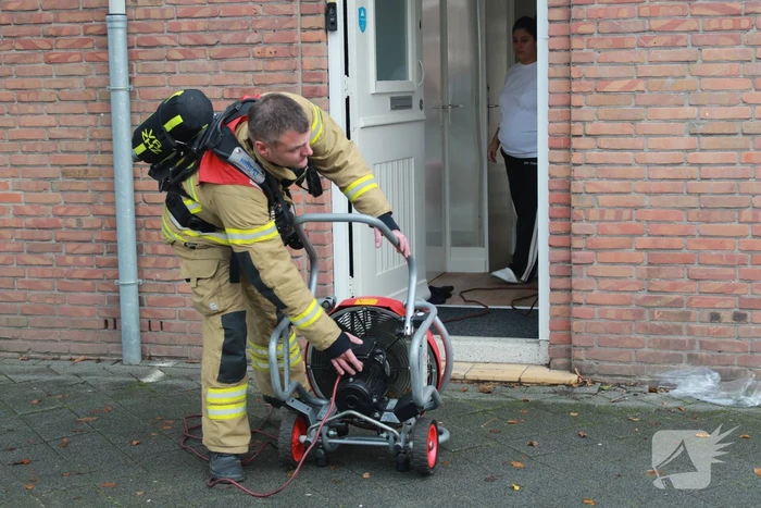 Brandweer blust brand in woning