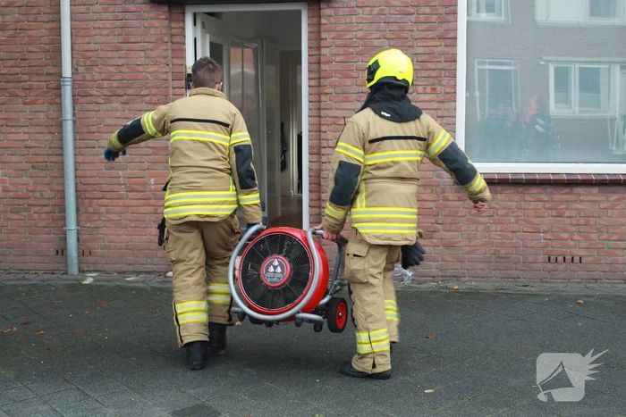 Brandweer blust brand in woning