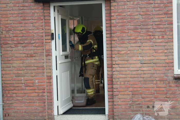 Brandweer blust brand in woning