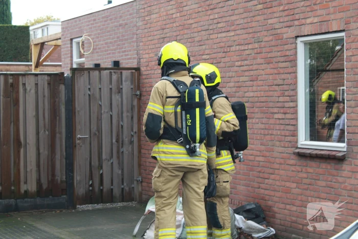 Brandweer blust brand in woning