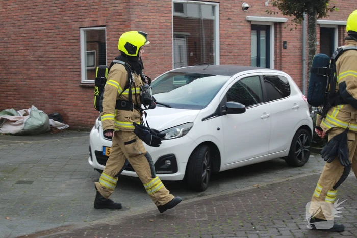 Brandweer blust brand in woning