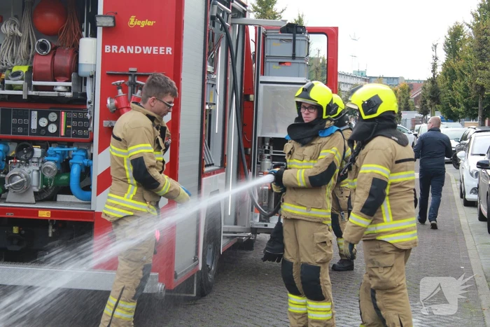 Brandweer blust brand in woning