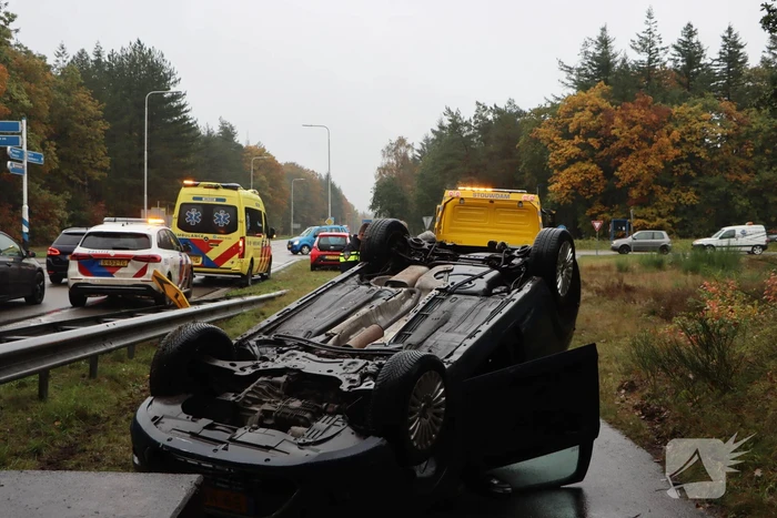Auto vliegt over vangrail en belandt op kop