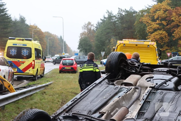Auto vliegt over vangrail en belandt op kop