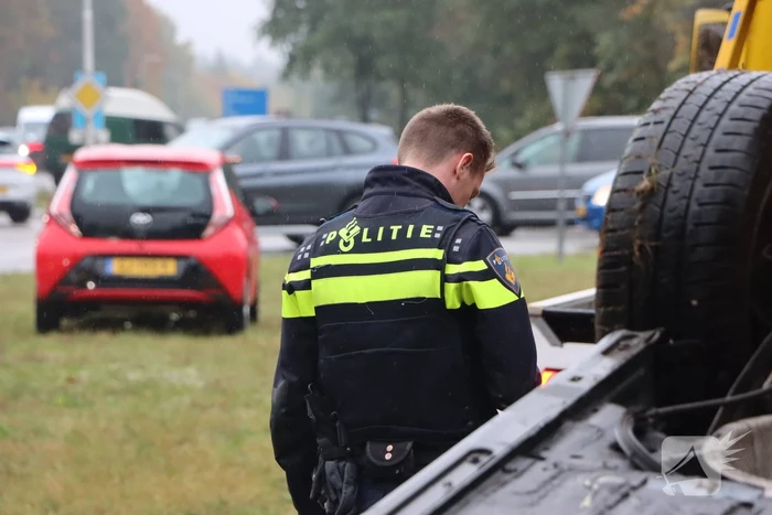 Auto vliegt over vangrail en belandt op kop
