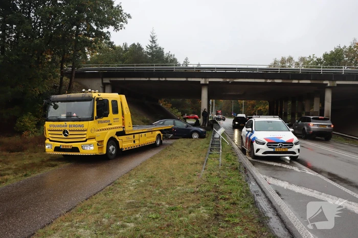 Auto vliegt over vangrail en belandt op kop