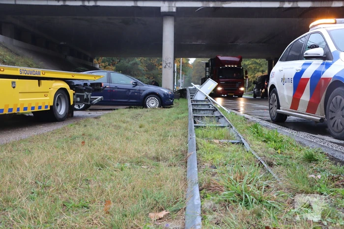 Auto vliegt over vangrail en belandt op kop